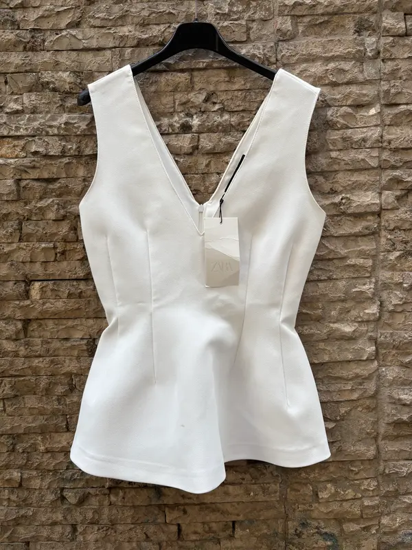ZARA. Top blanco detalle volante