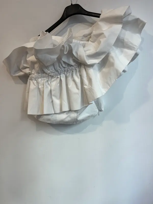 ZARA . Top blanco volantes asimétrico. T M