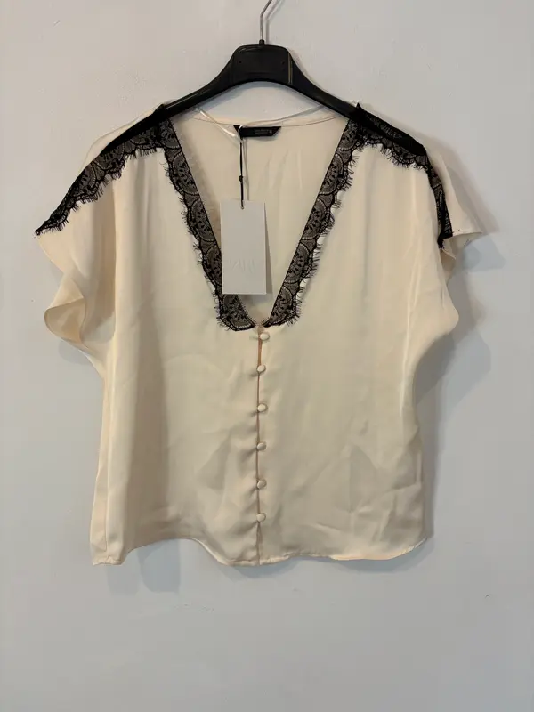 ZARA. Top lencero encaje negro