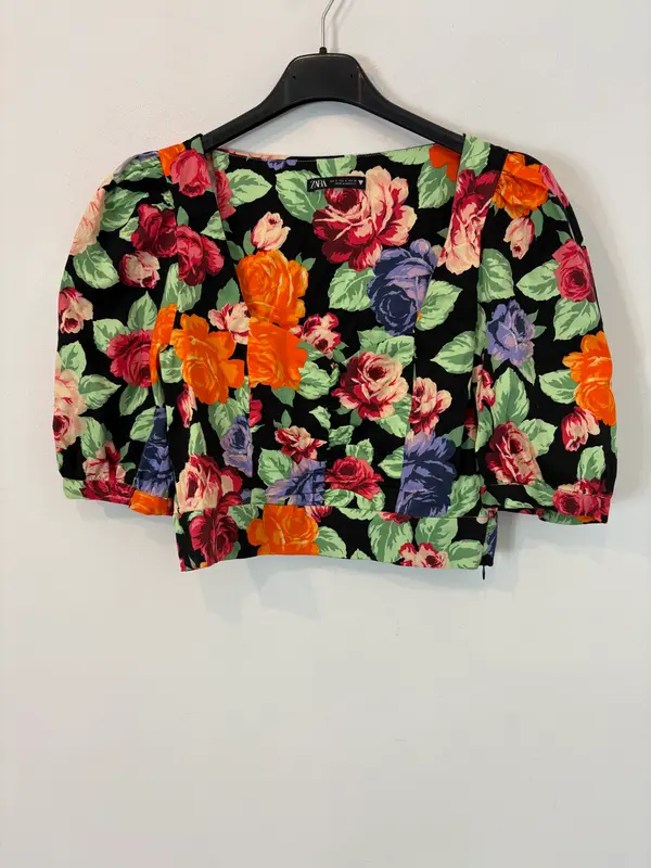 ZARA. Top negro flores T.s