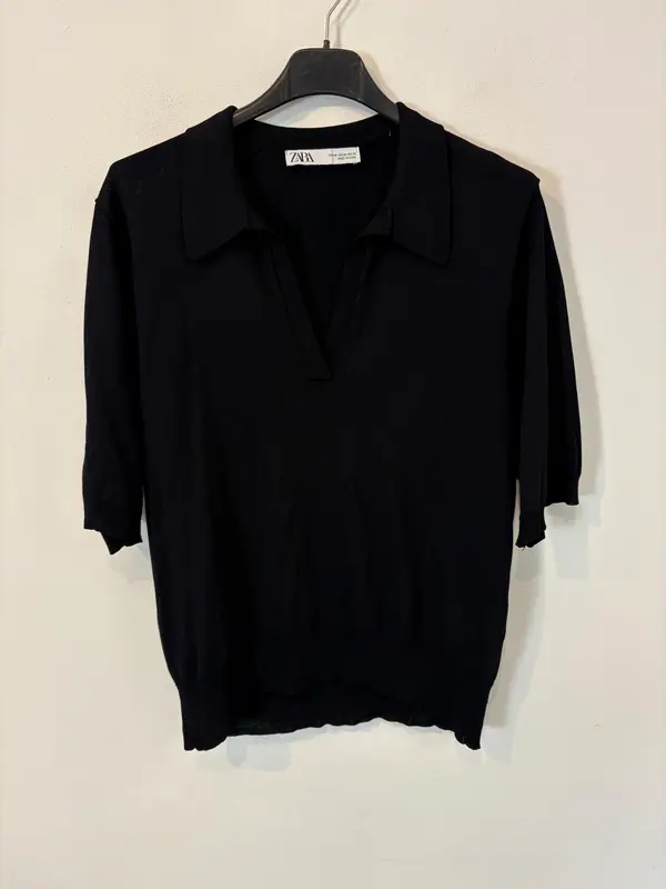 ZARA. Top negro punto