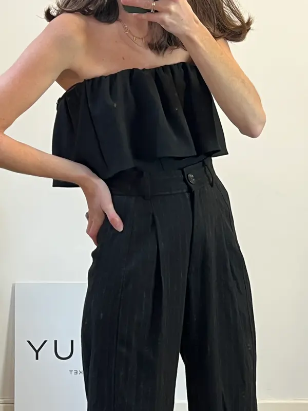 ZARA. Top negro volante