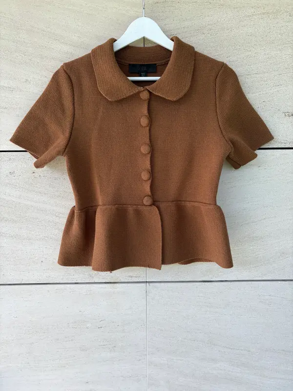 ZARA. Top punto abotonado marrón. T S