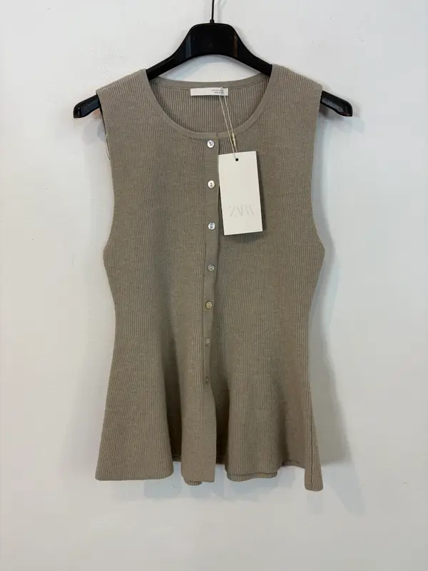 ZARA. Top punto abotonado