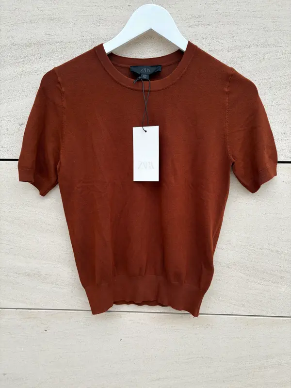 ZARA. Top punto granate