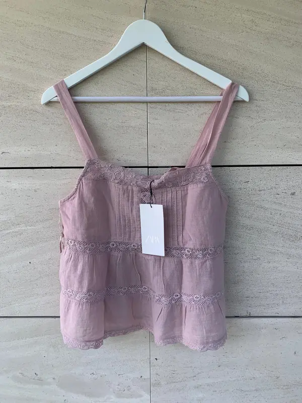 ZARA. Top rosa claro romántico
