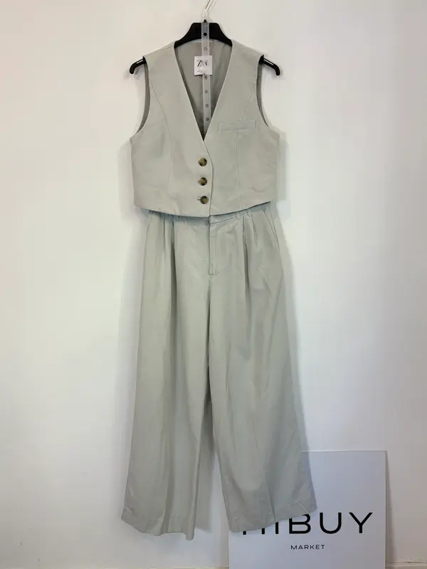 ZARA. Total look chaleco y pantalón azul claro