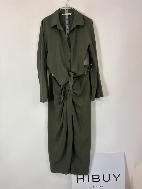 ZARA. Total look verde con lino
