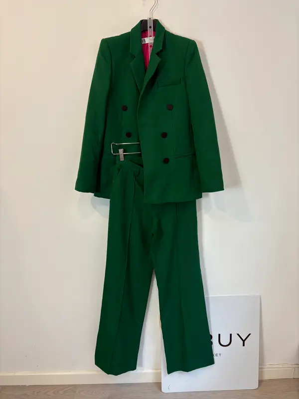 ZARA. Traje de chaqueta verde doble botonadura