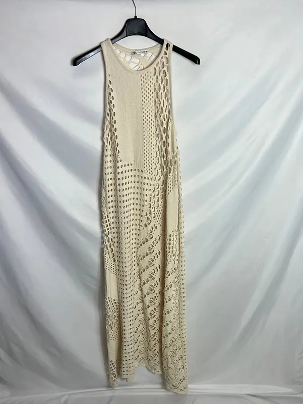 ZARA. vestido beige troquelado. T S