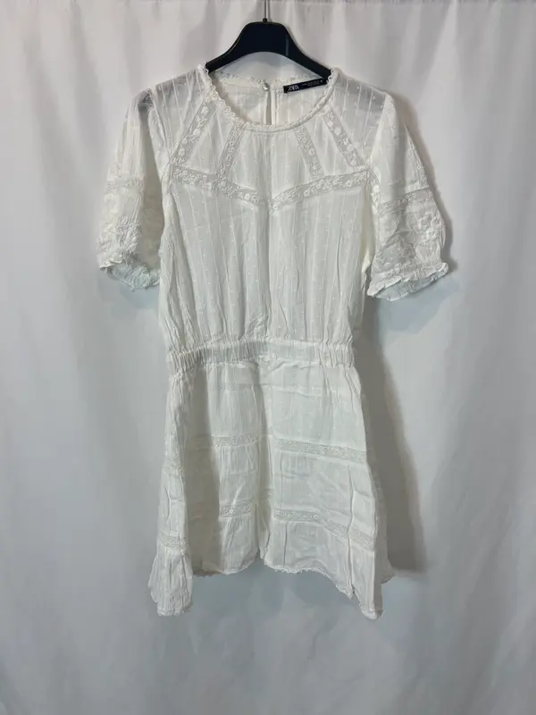 ZARA. Vestido blanco corto encajes  T M