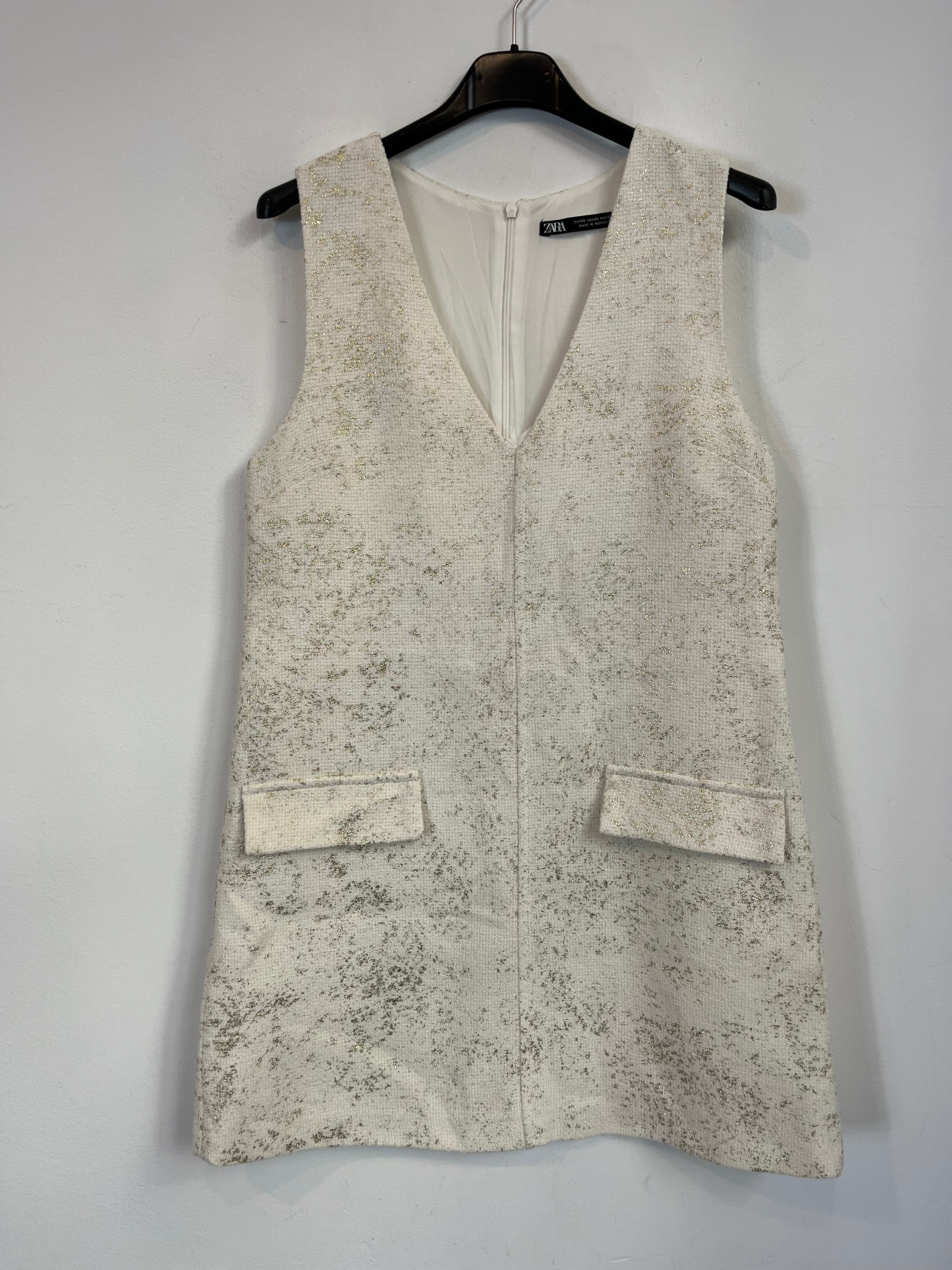 ZARA. Vestido corto blanco detalles dorados