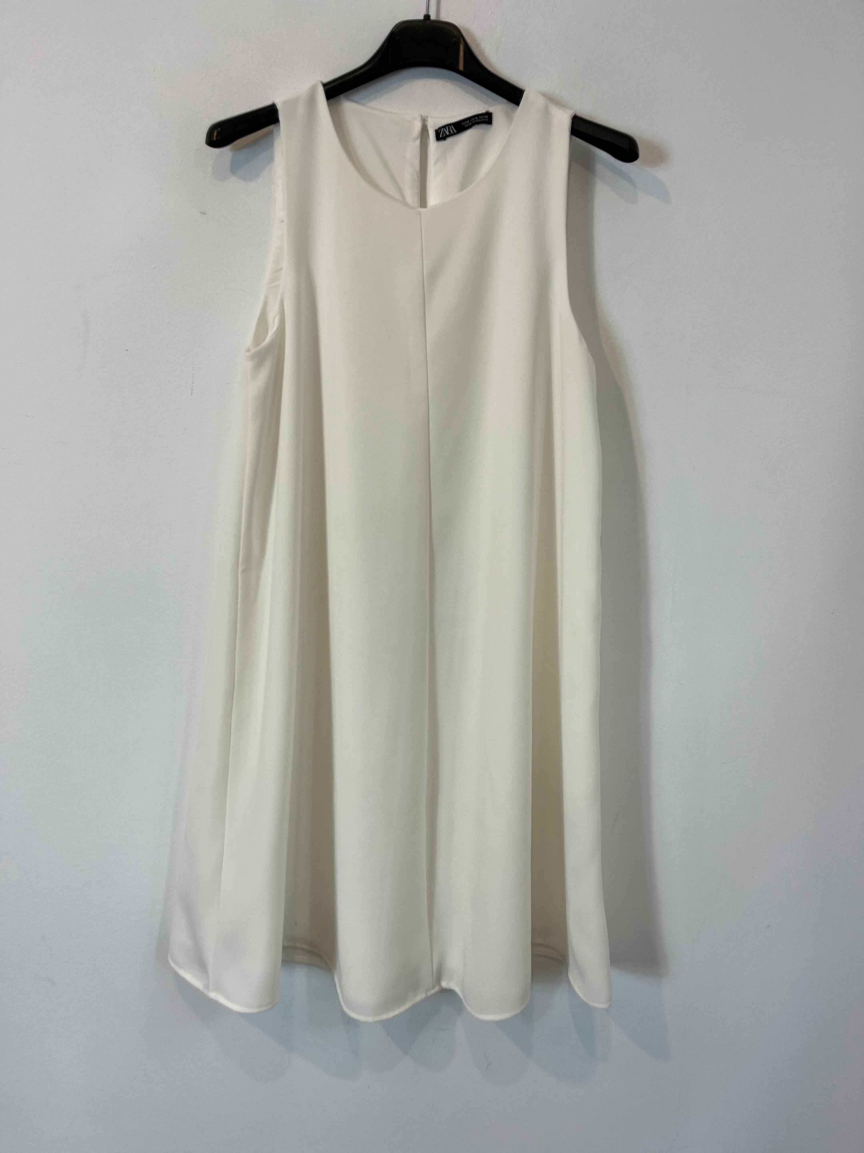 ZARA. Vestido corto blanco fluido. T S