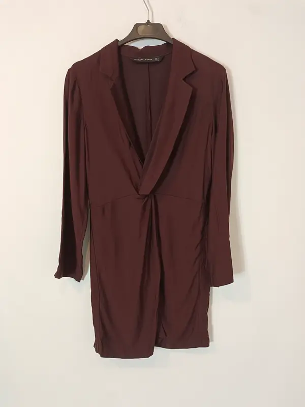 ZARA. Vestido corto burdeos nudo T.s