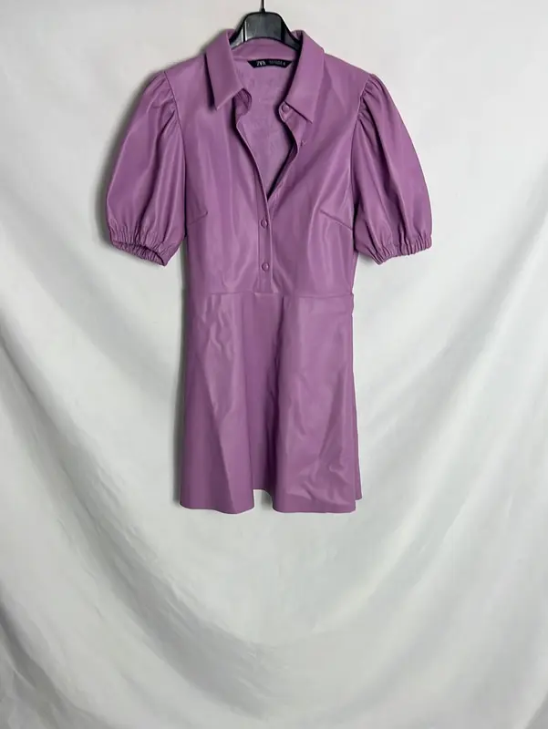 ZARA. Vestido corto efecto piel morado. T S