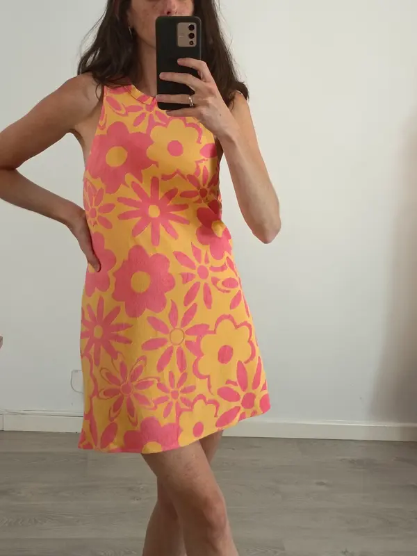 ZARA. Vestido corto flores  textura T.s