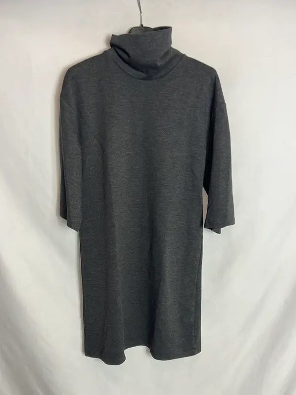 ZARA. Vestido corto gris cuello alto. T S
