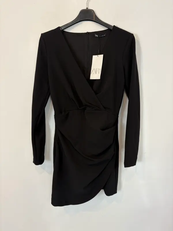 ZARA. Vestido corto negro fruncidos