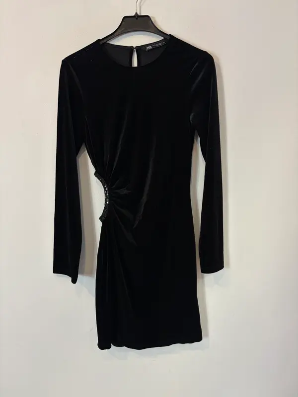ZARA. Vestido corto terciopelo abertura