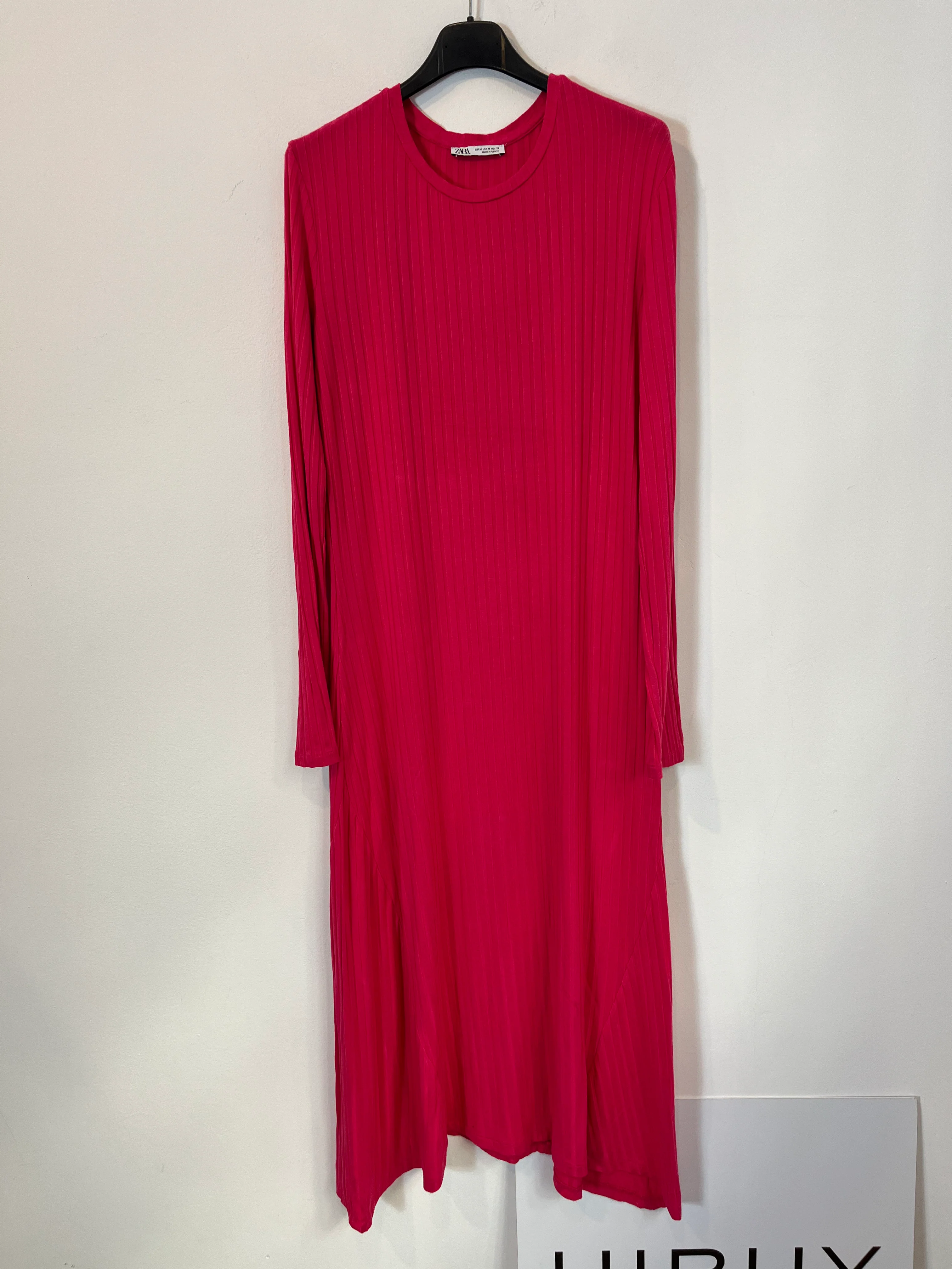ZARA. Vestido largo canalé fucsia. T M
