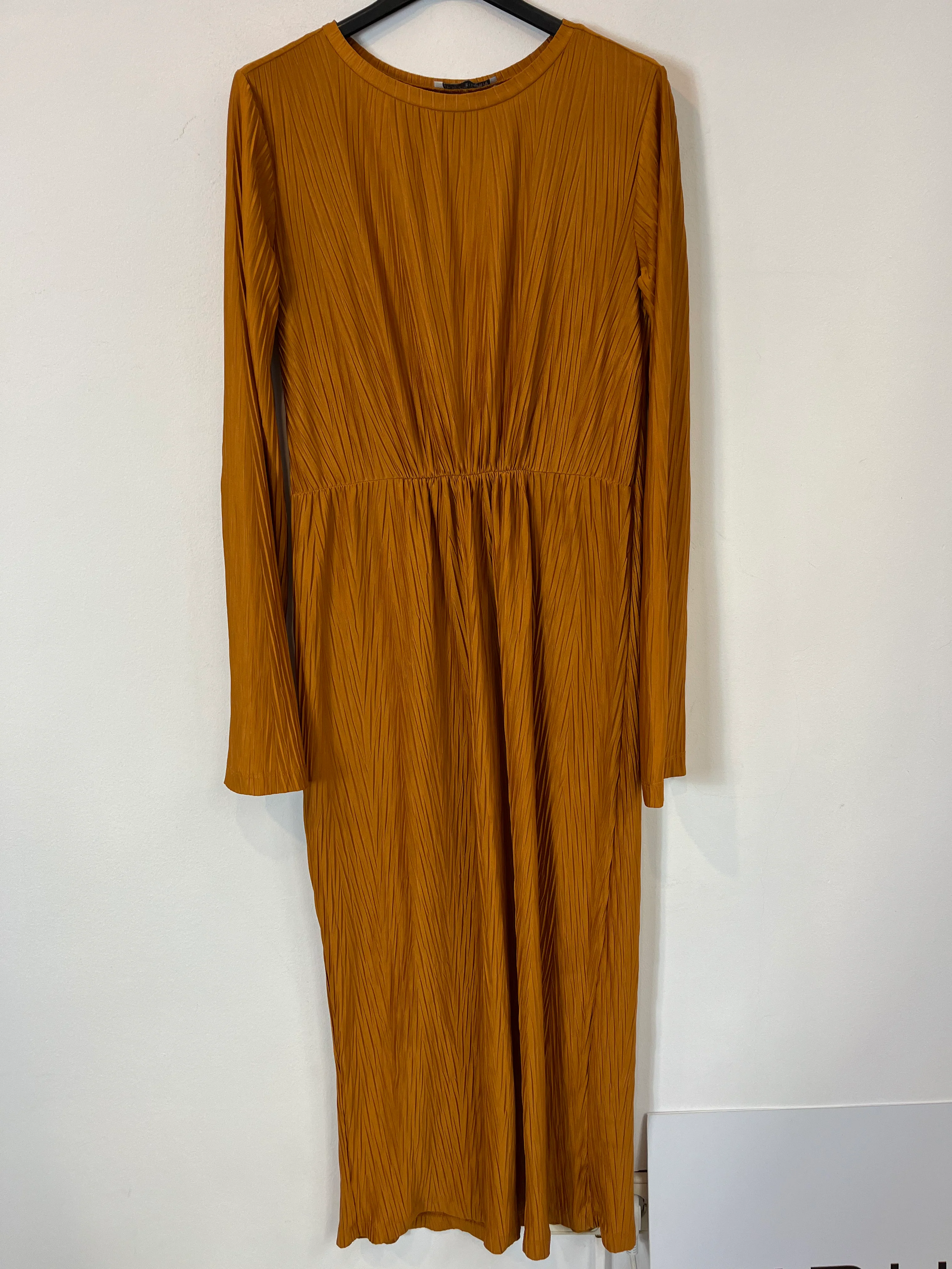ZARA. Vestido largo mostaza textura. T M