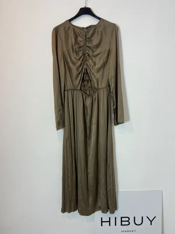 ZARA. Vestido largo verde satinado abertura. T XS