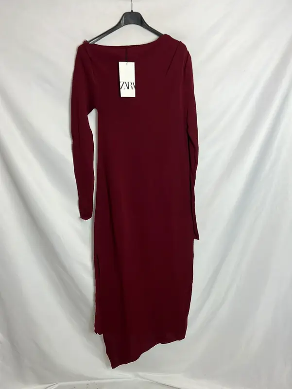 ZARA. Vestido midi burdeos asimetrico. T M