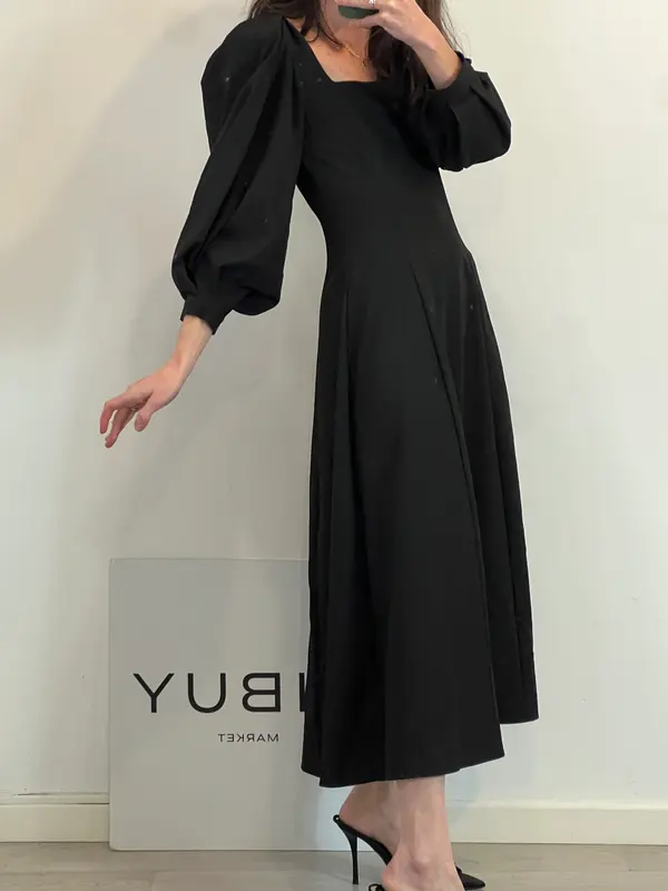 ZARA. Vestido midi  negro detalle escote y manga