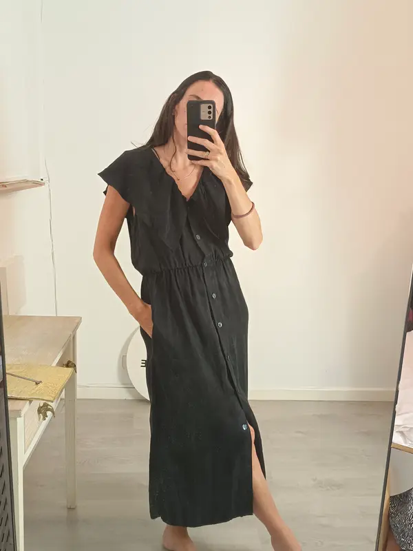 ZARA. vestido midi negro volantes T.m