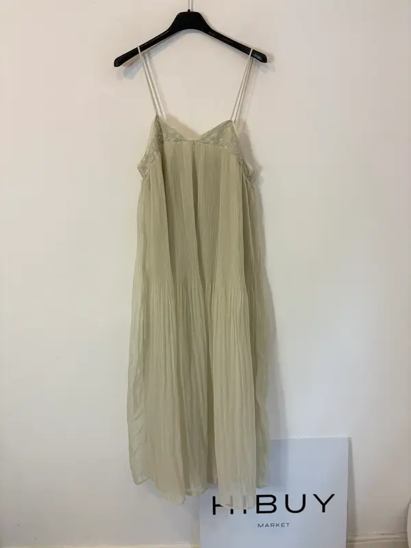 ZARA. Vestido midi verde claro vaporoso