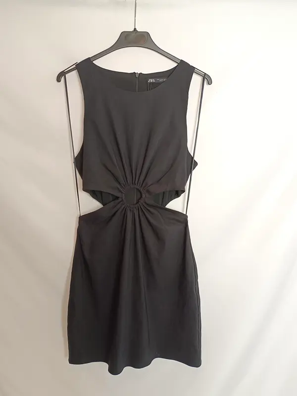 ZARA. Vestido negro aperturas T.s