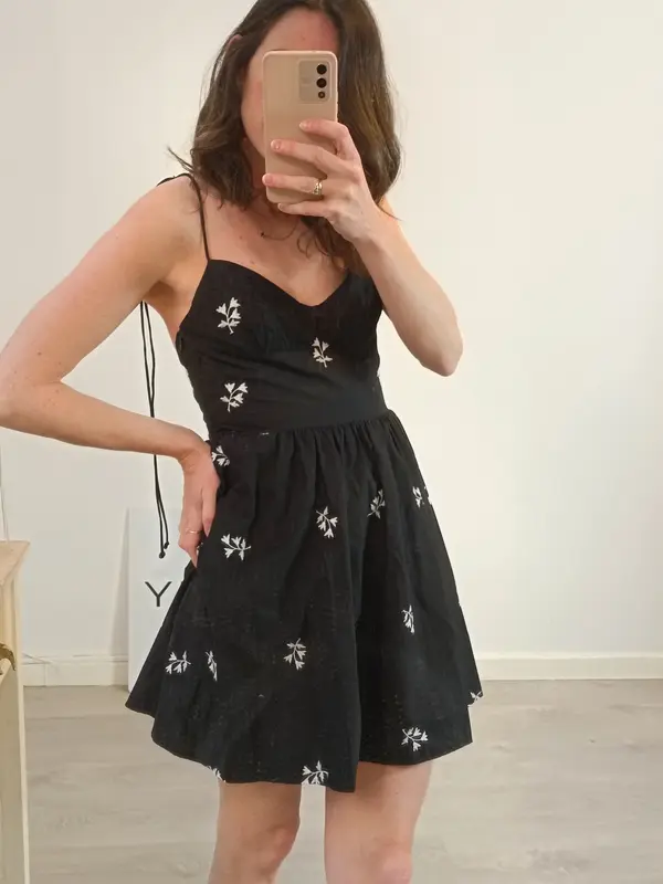 ZARA. Vestido negro bordado T.s