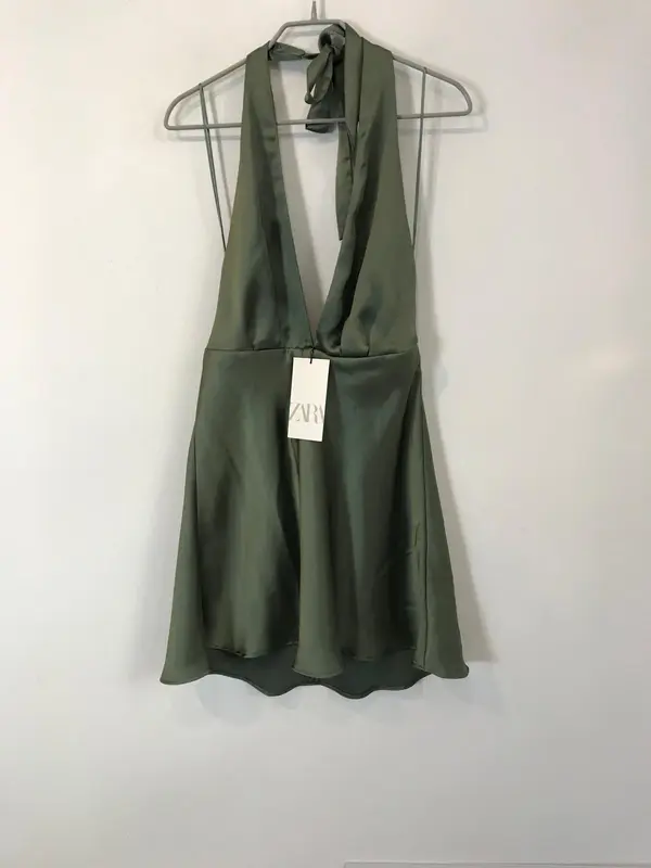 ZARA. Vestido verde satinado atado al cuello