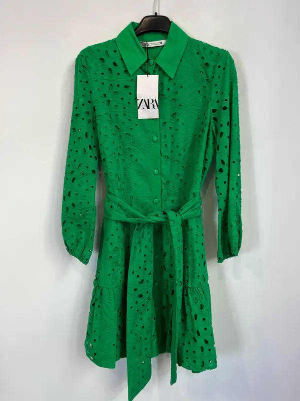 ZARA. vestido verde troquelado T.xs