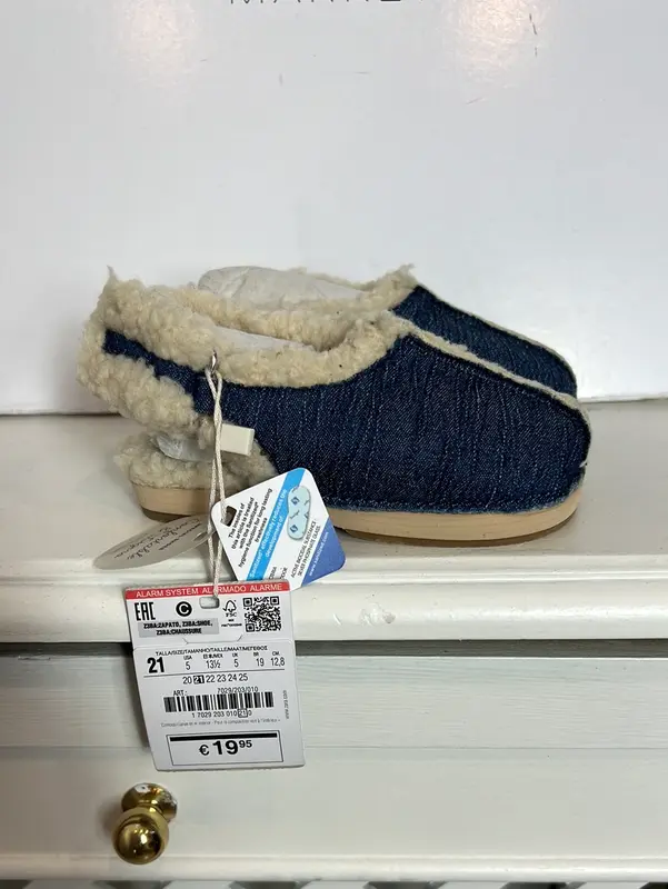 ZARA. Zapatillas borrego apretura. T 21