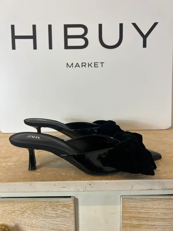 ZARA. Zapato tacón charol negro lazo terciopelo. T 37