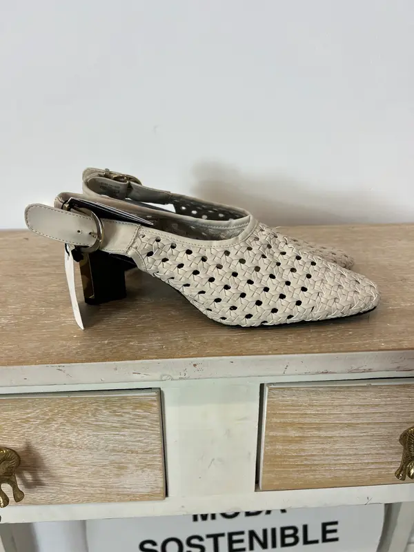 ZARA. Zapato troquelado detalle tacón. T 38