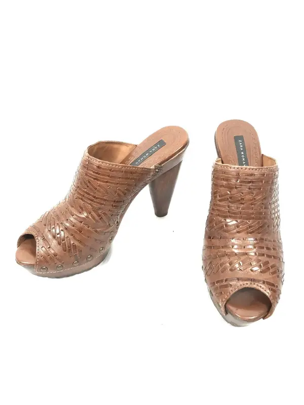 ZARA. Zueco cerrado marron T.39