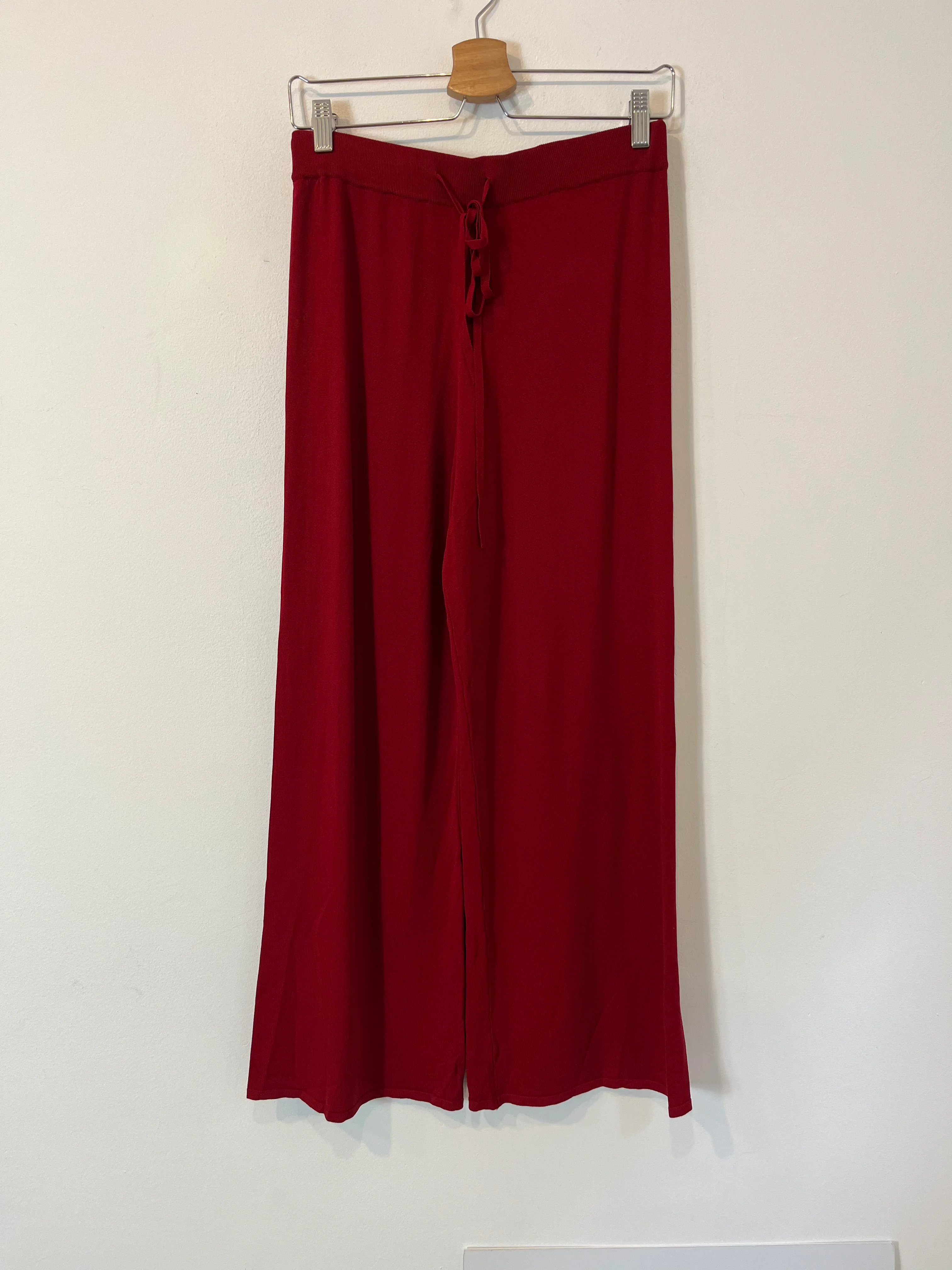 ZÚA. Pantalón punto color vino. TU (S)